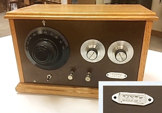 Paul Kelley's radio, front view, with
enlarged inset of Davey badge.