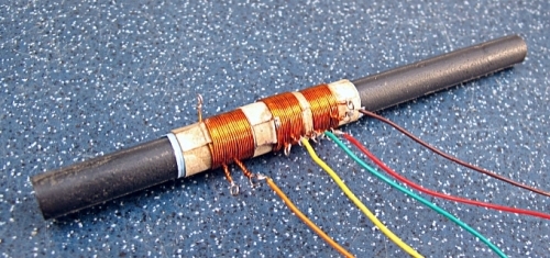Ferrite aerial with
colour-coded leads